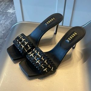 NIB SERENA UZIYEL Almeria raffia and leather 3” sandal. 39